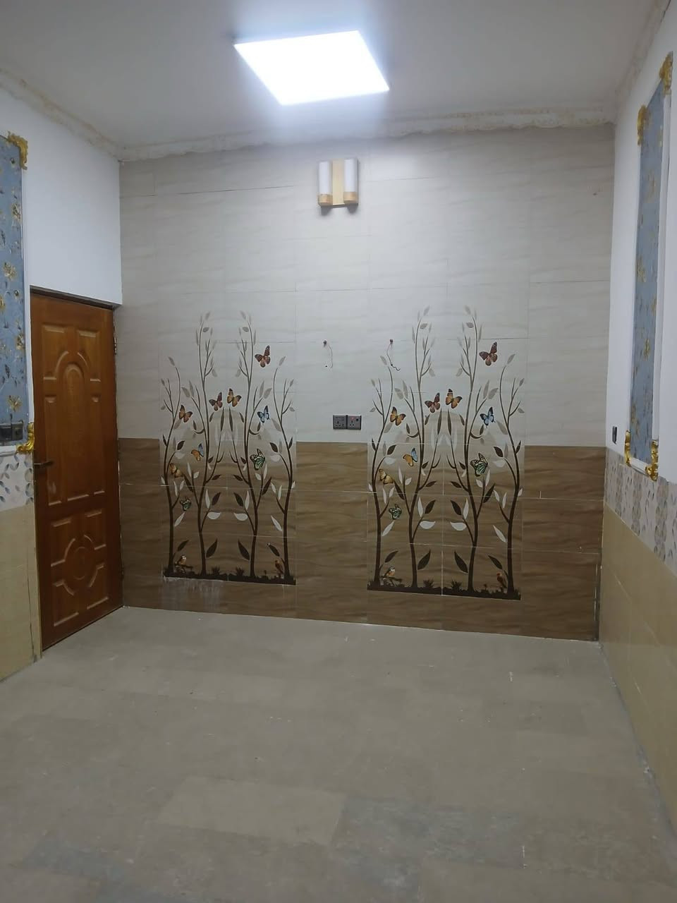 السلام عليكم
دار للبيع مساحة 100م 
يحتوي على طابق ونص كراج + استقبال+ حولي+ غرفه نوم+ صحيات داخلي وخارجي + سطح. 
سند اصفر 
حي البساتين حي السلام 
من جهة القناة . 
أكثر استفسار اتصل🗣📲📞
***********
