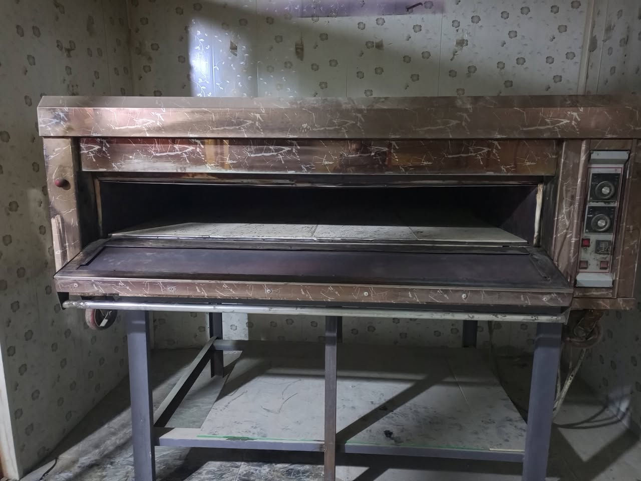 فرن + تسگا + سله + ميز فرن + كرك  للبيع
***********
