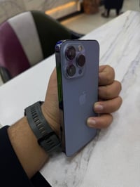 بطارية مبدلة • شق قرب الكاميرا • مقفل