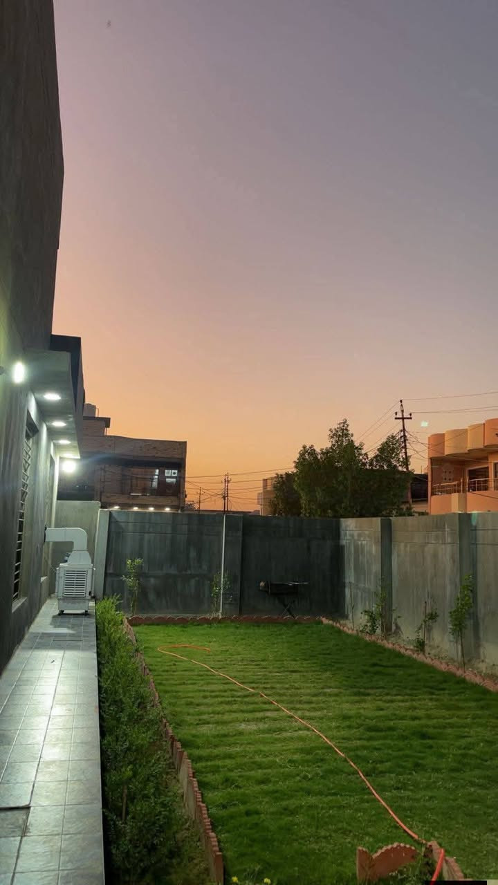 السلام عليكم بيت للبيع مساحة ارض 300مترمساحة بناء 160حديقه كراج سياره 140متر البيت ركن قريب ع شارع عام المدائن سلمان باك منطقه تصنيع شارع قاعة اوسكار طابو صرف الاستفسار ***********
