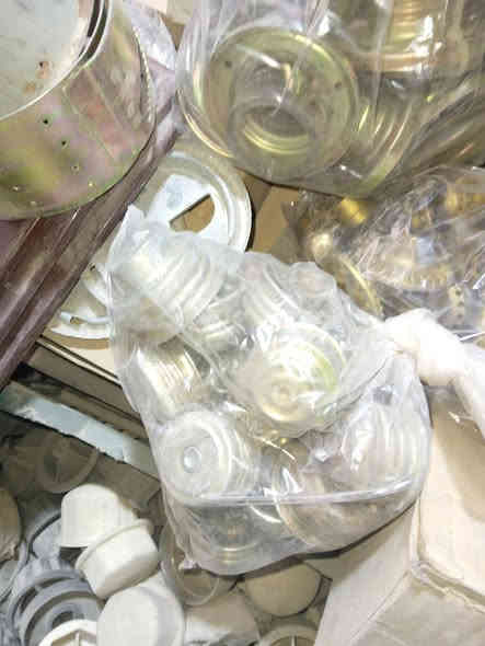 سلام عليكم اخوان اشتريت أغراض جانن مخزونات  امخزن خاص بل صوبات ول طباخات  وفتايل اصليه  ويدات واشرات الي يفيدنه يتفضل ايشلهن شيله وحده ولي يرضي الله وخير من الله بيهن الصاحب مصلحه المكان في منطقه الري خلف البياع وخليلكم رقمي بي واتساب ***********
