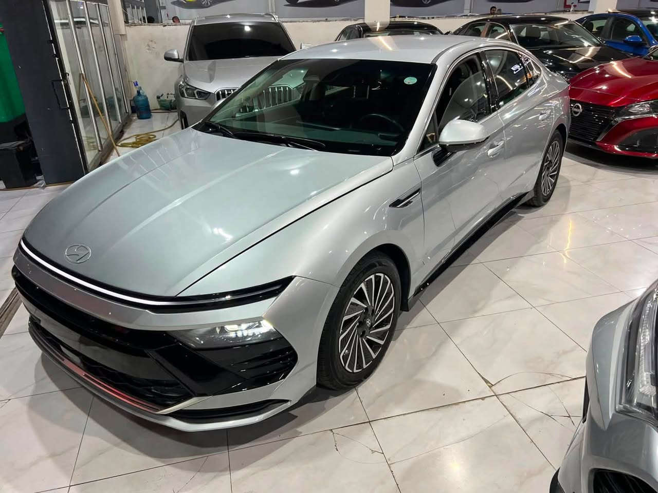 السلام عليكم
للبيع هونداي سوناتا هايبرد موديل 2024

سياره ماشيه 31 الف ميل 

السعر 169 ورقه 

المواصفات 

- حساسات امامي وخلفي وجانبي

- رادار امامي وجانبي وتحديد مسار 

- صندوق كهرباء فتح وغلق

- لايتات زنون بلادي 

- شاحن لاسلكي

- وضعيات اربعه للسياقه 

- داخل بيجي تدفئه 

- اضائه داخليه بل دشبول وبيبان متغيرره 

- تشغيل عن بعد

- مري كهرباء 

- مقاعد اماميه كهرباء

- شاشه كبيره متصلة

- بعد بيها هاواي مواصفات

بوند جملغ صبغ 

***********
***********

مكاني اربيل شارع 💯
