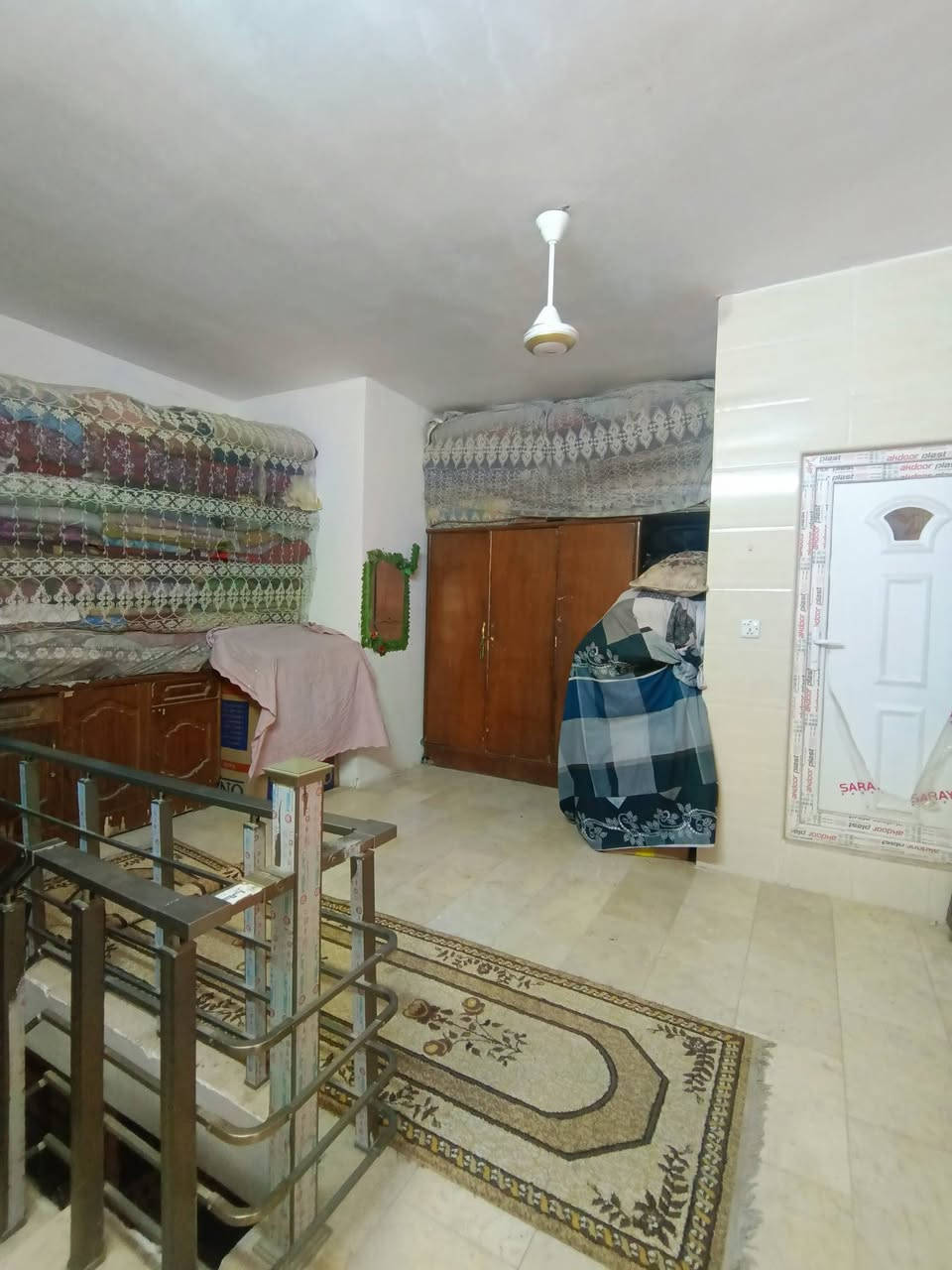 السلام عليكم توفر عندي بيت للبيع المساحه 50متر زراعي سند 25 الجبهه9/ نزال6/ البيت 3 طوابق بي غرفتين / 3 صالات /واربع حمامات/  البيت بناء حديث منطقه كامله كل الخدمات مي مجاري كهرباء تبليط عرض الفرع 10 أمتار 
موقع البيت البلديات الضباط خلف الصحفيين قرب مدرسة زين القوس منطقه حي الامير للاستفسار *********** الرد واتساب ماسنجر أو الاتصال.   حسن للعقار
