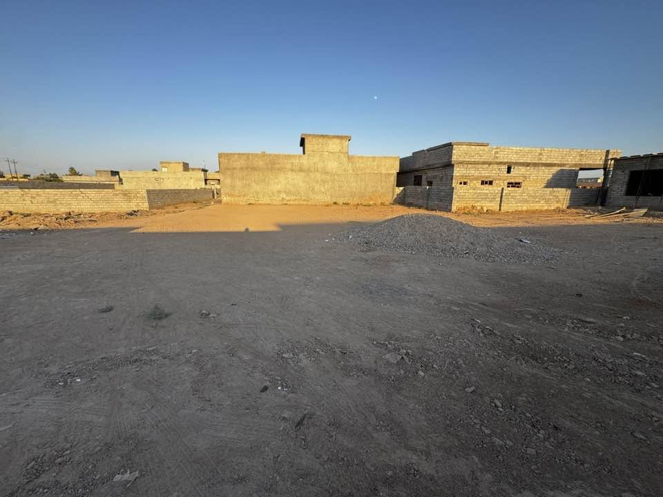 السلام عليكم 
ارض عقد للبيع  المساحة للارض حولي من 420 م الى 440 م
22*20 الموقع حولي البفراج تبعد عن سيطرة الحولي سابقآ حولي
 750 متر  للاستفسار الاتصال ع *********** او ***********
