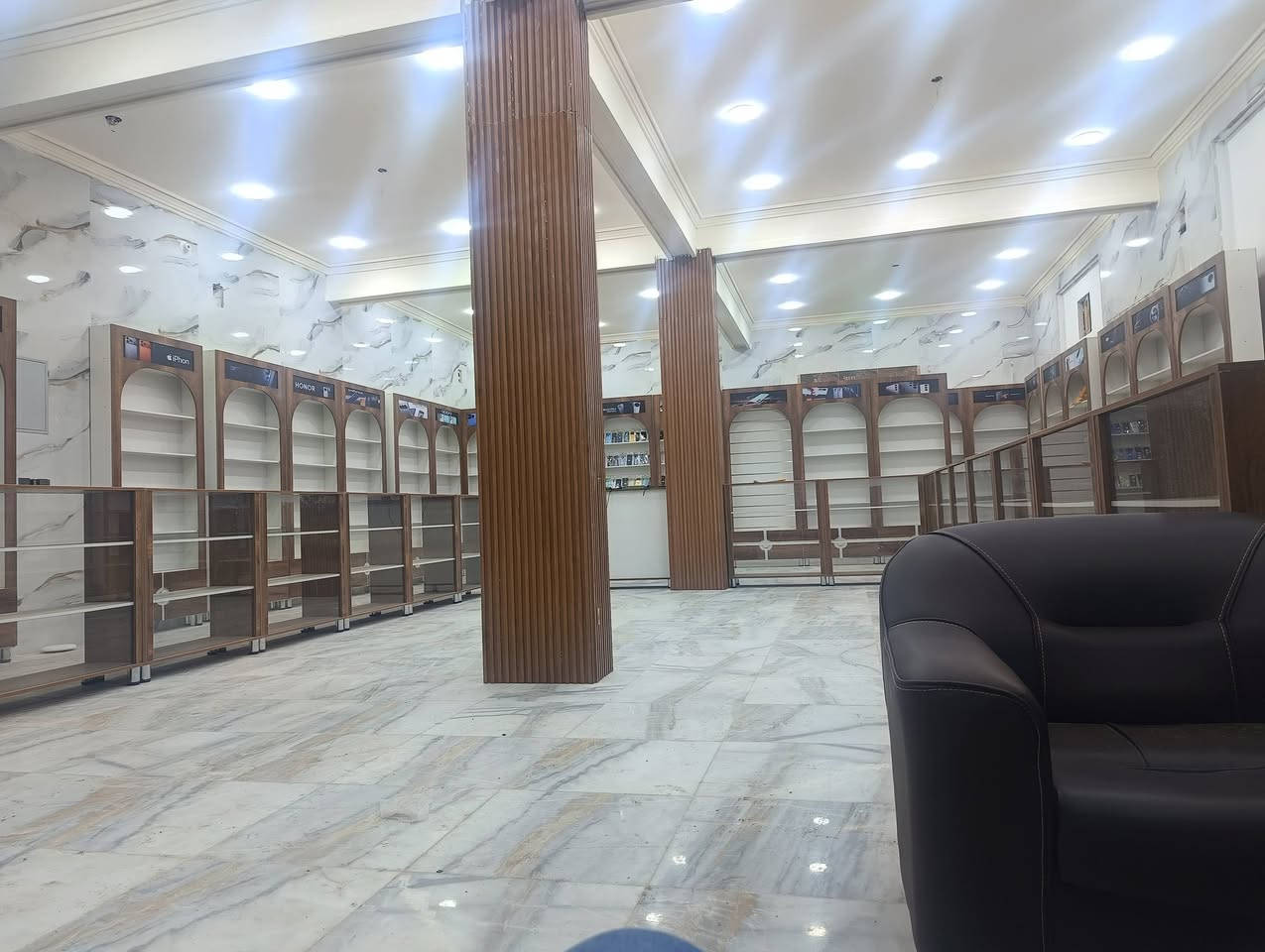 السلام عليكم فاتيرينات للبيع وميوزه بغداد العبيدي 
قياس الفاتيرنه متر في مترين ونص وميز قياس متر وارتفاع متر  العدد 30 فاتيرنه والميوزه 15 وميز رسبشن مترين في متر.  سعر القطعه الوحده 125. ماعدا الميز 500....واتساب ***********
