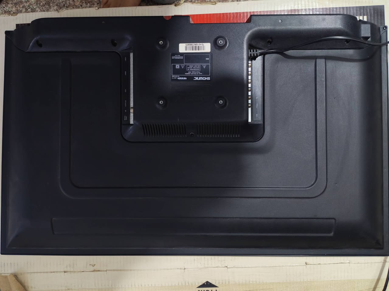 شاشة تلفزيون SHOWNIC بحجم 32 بوصة LED (موديل TD-H2132N) الشاشة ممتازة جداً واقتصادية في استهلاك الطاقة (50 واط فقط)، وتأتي بدقة HD Ready (1366 \times 768) مع زاوية رؤية واسعة وفلاتر تنقية الصورة الـ 3D لضمان ألوان واضحة ومريحة للعين 

الشاشة بحالة نظيفة جداً ومحافظ عليها بالكامل، وتأتي مع كارتونها الأصلي كما هو واضح في الصور، توجد خدشة صغيرة جداً وبسيطة في جانب الشاشة (موضحة بدقة في الصورة المكبرة)، علماً أن هذه الخدشة لا تظهر نهائياً ولا تؤثر على الرؤية أو جودة الصورة عند تشغيل التلفزيون 

السعر 65 الف العنوان بغداد زيونة ***********
