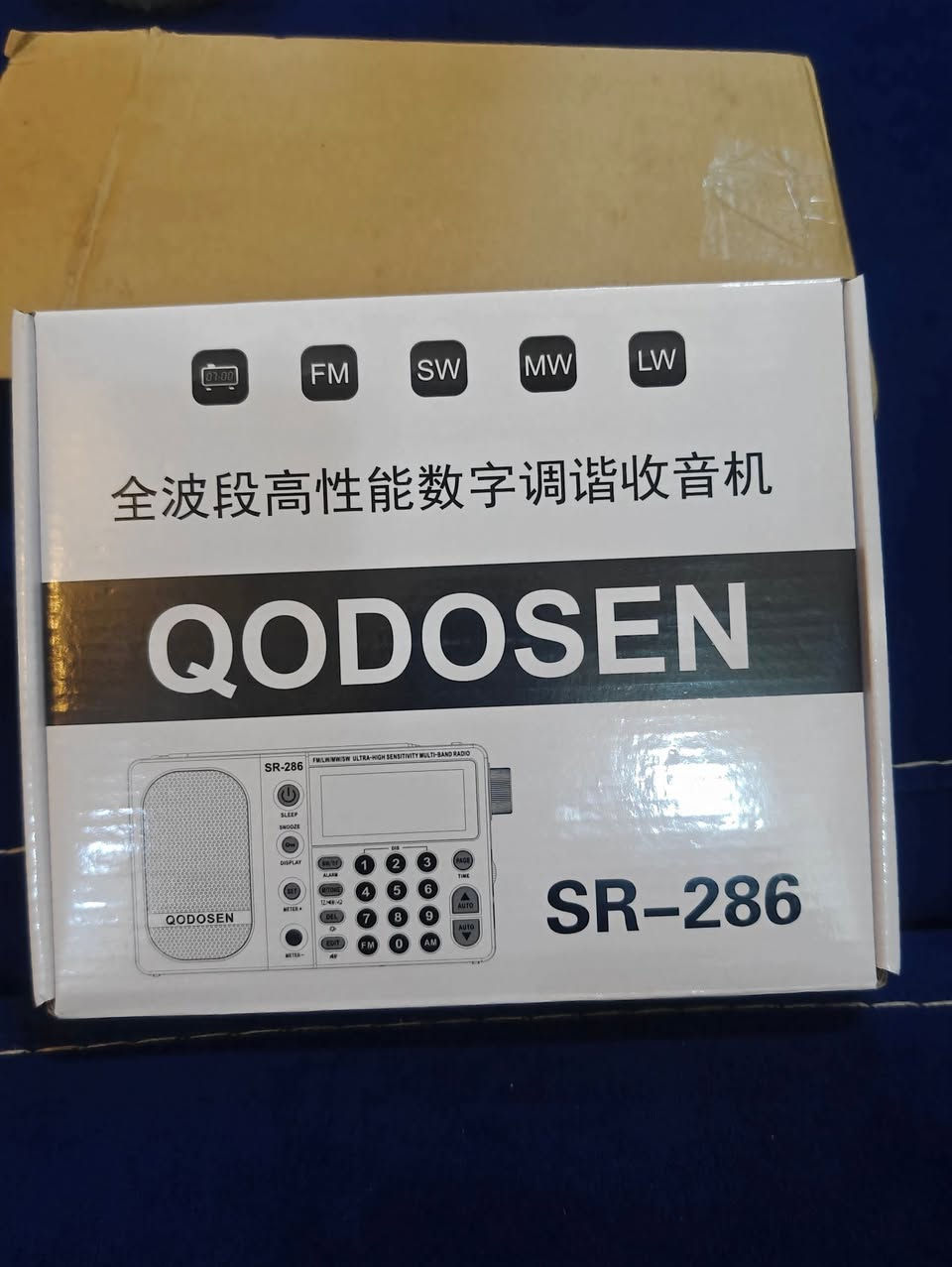 راديو محمول عالي الأداء الاول عالميا من حيث التقاط الاشارة من نوع Qodosen SR-286، وهو جهاز استقبال رقمي متعدد الموجات معروف بحساسيته العالية جداً. 
إليك أبرز مواصفات ومميزات هذا الجهاز:
المميزات التقنية الرئيسية
شريحة استقبال متطورة: يعتمد الجهاز على شريحة NXP TEF6686 المخصصة لأنظمة استقبال راديو السيارات، مما يمنحه قدرة استثنائية على اختيار المحطات بوضوح وحساسية فائقة.
تعدد النطاقات: يدعم استقبال موجات FM، والموجات المتوسطة (MW)، والموجات الطويلة (LW)، والموجات القصيرة (SW).
نظام البيانات RDS/RBDS: يدعم عرض معلومات المحطات الإذاعية عبر نظام الراديو الرقمي.
تحكم متقدم بالإشارة: يحتوي على مخفف هوائي قابل للتعديل (Attenuator) لتحسين مقاومة الأحمال الزائدة للإشارة، ومفتاح لمضخم الصوت (AMP). 
المواصفات العامة
البطارية: يعمل ببطارية قابلة لإعادة الشحن من نوع 18650 (رأس بارز)، وهي سهلة الاستبدال.
التصميم: يتميز بحجم مدمج مع مكبر صوت مدمج وشاشة رقمية واضحة لعرض الترددات والوقت.
ملاحظة هذا الاصدار الاعلى سعرا و المفضل لدى الهواة ياتي الاصدار بمسمى SR-286
وليس اصدار DX-286 
هنالك فديو للجهاز مرفق مع الصور
الاستفسار عن السعر والتفاصيل على الخاص 
يوجد توصيل لكافة انحاء العراق فقط


**إذا كنت صاحب هذا الإعلان وتريد حذفه لأي سبب، رجاءا أرسل رسالة إلى الدعم الفني**