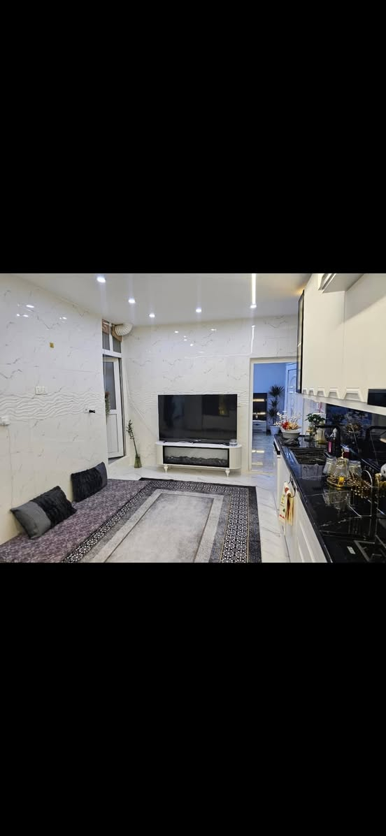 فر
دار للبيع طابق ونص 
المساحة ١٠٠م بناء حديث سقف مغربي فول سيراميك 

طابق الاول استقبال مطبخ وغرفة نوم وصحيات داخلي وخارجي درج داخلي الطابق الثاني غرفة نوم وصحيات وهول وسطح 

نوع العقار بلديه معاملة كامله بيها تسلسل 

سعر 62 وبي مجال

الموقع حي العسكري خلف صيدلية كردستان 

الاستفسار *********** او *********** او زيارة المكتب ارو
