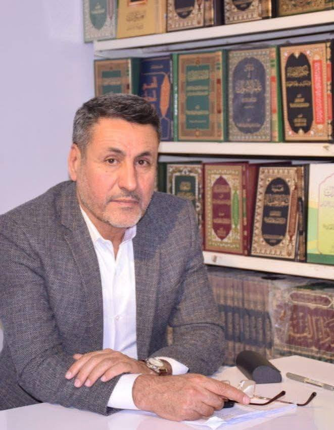 كتاب (اسئلة معاصرة حول الامام المهدي) 
للباحث والكاتب الاستاذ علي الزيدي.
_____________________________

نبذة تعريفية:
لا تزال ابعاد ومداليل شخصية القائد العالمي مثار اهتمام المجتمع الانساني والباحثين والمفكرين، رغم كثرة ما بُذل بشأنها من جهود فكرية واسعة سواء من المعتقدين بها أو من المعارضين. كما أنها لا تزال محوراً خصباً يستدعي الإشباع في العديد من إبعاده وامتداداته.
وهذا الكتاب يمثل إطلالة معاصرة وتجديدية من حيث معالجاتها الفكرية ومبانيها العقائدية. بدءاً من مسألة العمل بالارتباط التاريخي للمصلحين والانبياء مع قضية الاصلاح الانساني المرتقب.. إلى الانعكاسات التطبيقية لمشروع بناء مجتمع عادل في عصر ما بعد الظهور وتأسيس دولة العدل العالمي المرتقبة .
ليتبنى الاستاذ علي الزيدي، ايجاد صيغة تجعل الجماهير المتفاعلة ايجابيا تسير على سكة العمل المنتج لسيادة القيم في المجتمع، وفيه الكثير من الاجابات ذات الاسلوب المرن والعصري تقرّب عقلية المتابع الى فهم منهجية الانتظار الايجابي، بعيدا عن اللغة الكلاسيكية ورتابتها، هو كتاب يحمل محتوى فكري واطار واسلوب سلس ينقل القارئ الى عالم من الجد والاجتهاد في تطبيق ما يؤمن به ويؤسس الى رؤية معرفية اصلاحية على مستوى الفكر والعاطفة والسلوك.
متوفر في مكتبة دار سحر القلم للطباعة والنشر والتوزيع 
#اسئلة_معاصرة_حول_الامام_المهدي
#الباحث_والكاتب_علي_الزيدي
#التجديد_الفكري
#كتب_books
#دار_سحر_القلم


**إذا كنت صاحب هذا الإعلان وتريد حذفه لأي سبب، رجاءا أرسل رسالة إلى الدعم الفني**