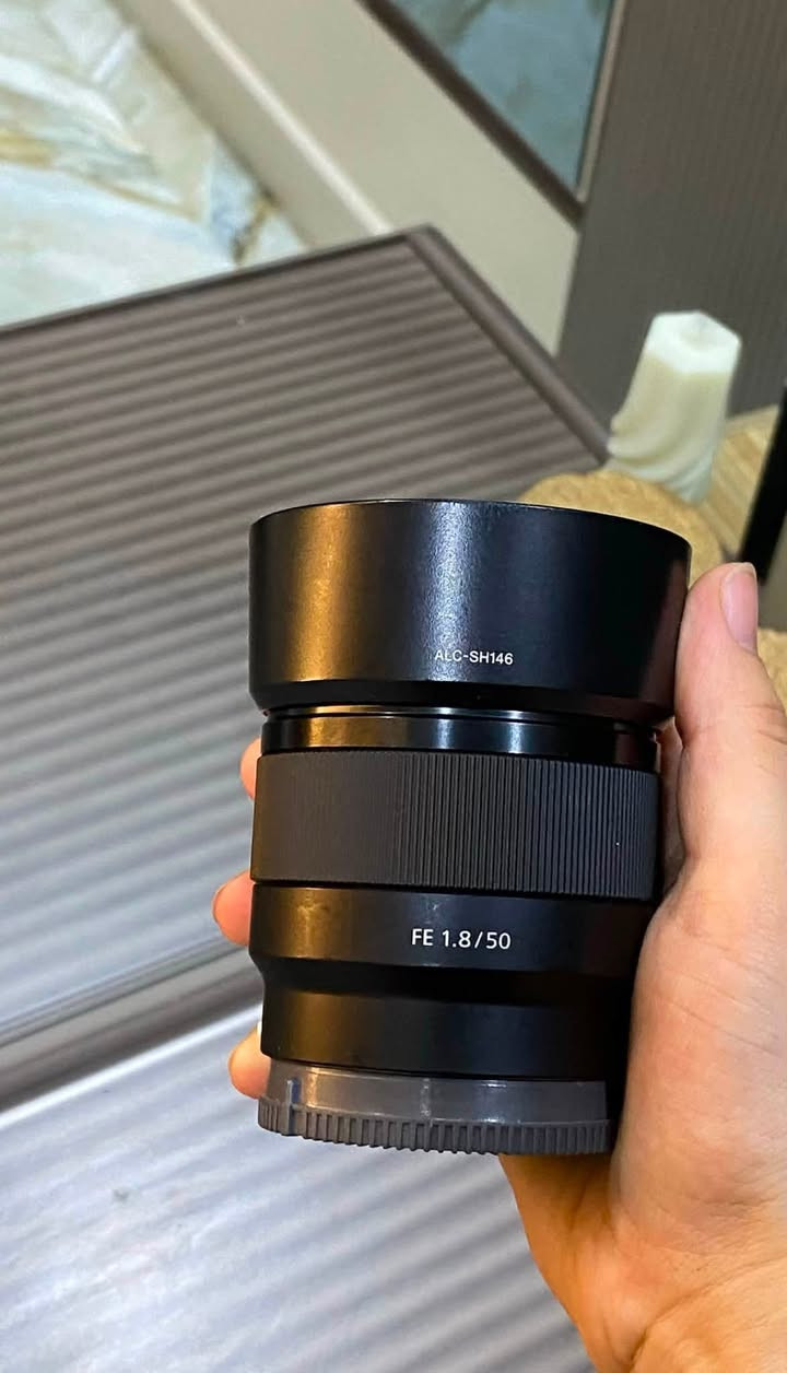 عدسة سوني  50mm
سعر العدسة 250 بيها مجال بسيط 
اضائة v1 
سعر الاضائة 150 بي مجال بسيط 
للاستفسار 
***********
