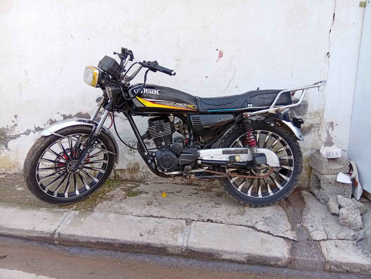 سولينك للبيع منفيس اصلي مكينه كبس كله شغال موديل 2024 سعر 425 ألف وبي مجال شراي يتصل *********** مكينه 200 CC
