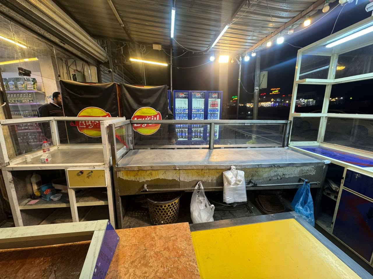 السلام عليكم غراض مطعم للبيع بسمايه الشارع العام ***********
