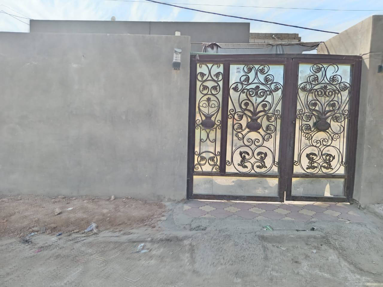 السلام عليكم 
دار للبيع 
مساحه 220 
مكان شارع الفلل الموز قرب صيدليه مروه على الشارع 
السعر 75 مليون أو بي مجال
التواصل ***********
