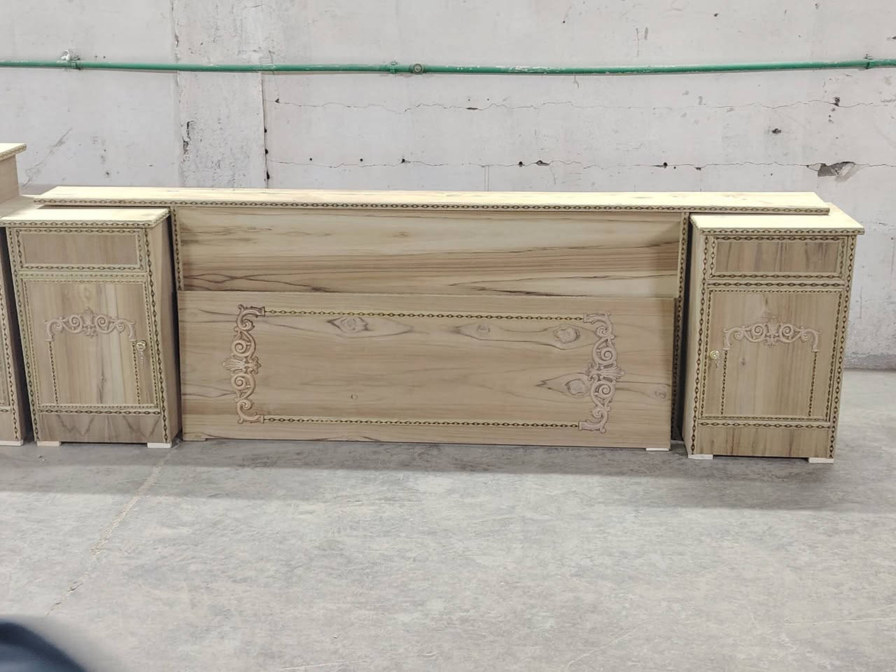 سلام عليكم من رخصت الدمن المحترم نواعم الو توابع شغل درجة اولئ الزاوية برتفاع الكنتور ميز طابقين٤مجرات والكومديات باب ومجر وسويج شغل حلو ومرتب نقش حاميل سويجات الميز ارتفاع متر مكان المعمل بغداد كسرة وعطش للستفسار التصال بل رقم *********** ثاني *********** ابو عباس لنجار (السعر ١٦٠ الف)
