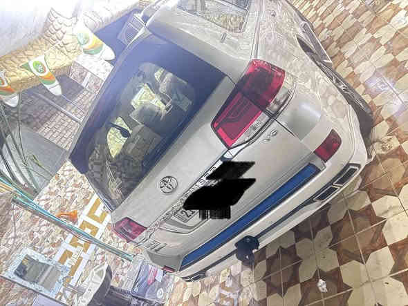 السلام عليكم 
لاندكروز 2021للبيع   Land Cruiser sale 

والمواصفات 📜

شركة جيهان

1:فتحة سقف(سلايد روف)  Slide roof 

2:تبريد ثلاث قطع مركزي 🥶  cold cooling 

3:تحكم ستيرن  Stern control 

4:مثبت سرعة  Cruz 

5:جام اوتو  Automatic 

6:شاشة  حجم كبير 📺  big screen 

7:اشاير بل مري (هايلوجي)  Hyology 

8:ويل حجم 21

9:سبير شركة منازل 

10:كشنات جلد +تحكم جهتين كهرباء  leather seats 

11:السيارة 4×4 فور ويل  4WD 

12:تبريد مناخ منفصل   separate climate 

.13:ثلاجة وسطية   Medium fridge 

14:منافذ شحن Usp +شحن لاسلكي  charger port 

15: لايت زينون بلادي عالي ناصي  LED lighting 

16:بصمة ابواب فتح وقفل  electronic door key 7

7:17 راكب

18:مري قلاب 

19:مري شفط عن القفل والفتح 

20:بصمة تشغيل 

21:تشغيل عن بعد 

(السياره كفاله عامه من الصبغ و البارد)

ما بيه ولا شخطه نظيفة جدا 

العنوان ديالى السعر 605 الف دولار 💲 قابل التفاوض بسمي السياره ماشيه 62 ألف 

***********
