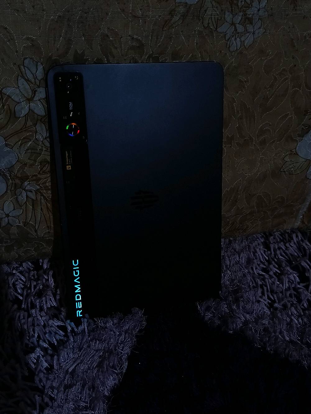 سلام عليكم ايباد ريد ماجك 
1-الشاشه 144 هيرتز 
2-البطاريه 1100 شحن سريع ربع ساعه يشحن فول
3-معالج سناب دراكون 8 اخر جيل 
4-مروحه تبريد 
5-رامات 12
6-التخزين 256
7-ما بدل بي اي شي وشرط نروح لمصلح يله تشتري فقط كارتونته ضايعه 
8-الشاشه ولا زلق بيها 
9-بس بي بل حافه طخه خفيف ما مبين 
9-رايده ب٧٠٠ وبي مجال او مراوس مكاني البصره