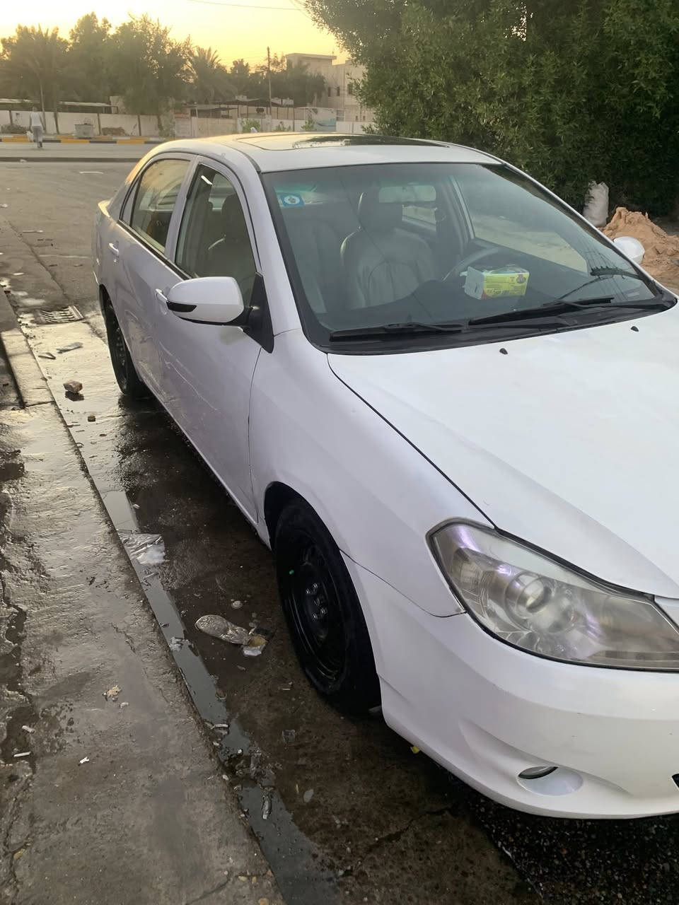 السلام عليكم بي وايدي جي 3 مديل13السياره جاهزه من كلشي تايرات صدر زين تبريد مكينه كير كله تمام داخله جلد نضيف بيه شاشه وكامره اوتماتيك مابيه ضربه قويه بس بارد بيه وخياسات معمره مكاني حي العامل بغداد السعر ٥٨ وبيه مجال بصيط***********
