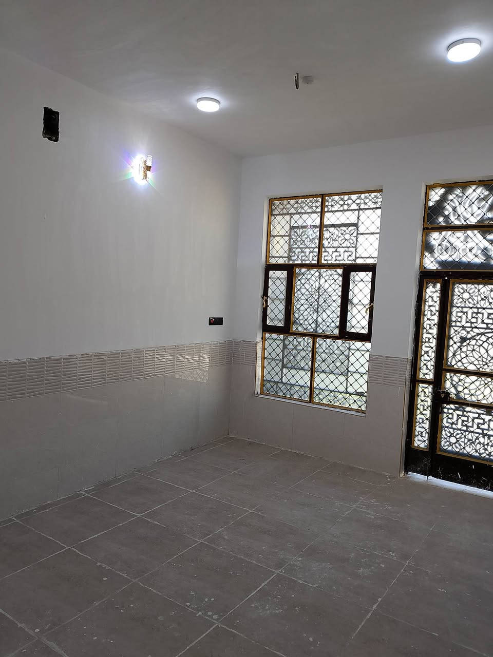 البيت للبيع طابو زراعي 300 متر سند 25 الديوانية طريق السنية حي الامين الثاني مقابل المدارس خدمات كامله بناء جديد 2025 البيت مامسكون فارغ 3 غرف نوم استقبال مطبخ صاله صحيات داخل وخارج كراج حديقه بناء طابوق صب كونكريت سعر على الاتصال *********** / ***********
