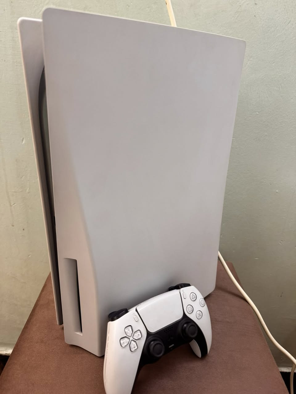 السلام عليكم بلي 5 فات  للبيع نضيف جداً ممفتوح اوربي نسخه هورايزن كارتونته موجوده  بي العاب البلصوره حساب اماراتي البلصوره الالعاب البي اني مشتريهن بلاضافه الى لعبه the last of us 1 ريميك وياه جوستك الاصلي ويو بي اس 1500 بغداد الحريه *********** السعر 600 الف.
