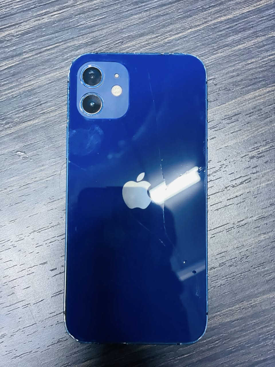 السلام عليكم
ايفون 12 عادي 
ذاكره ١٢٨
مبدل شاشه وبطاريه اصليه وبي الكامره الخلفيه غواش قليل 
السعر ٢٠٠ الف 
للاتصال *********** مكاني بغداد الكرخ
