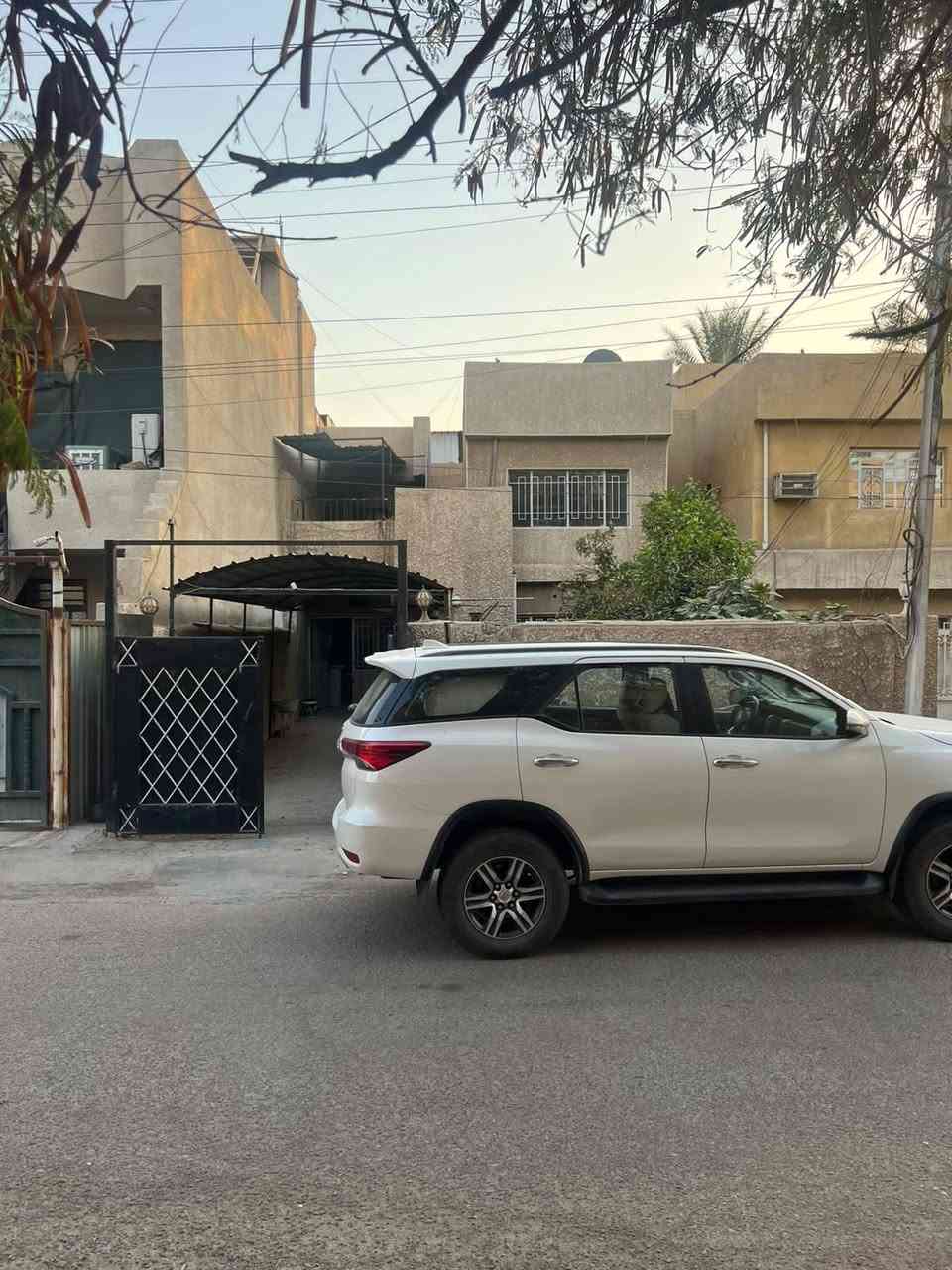 🏡 للإيجار – منزل مستقل بمساحة 180 م² في الدورة
📍 الموقع: الدورة – شارع أبو طيارة – الفرع المقابل لأفران المتوكل – بالقرب من جامع الهادي البشير.
يتكون المنزل من:
✅ مساحة إجمالية 180 متر مربع.
✅ كراج مسقف يتسع لسيارتين.
✅ حديقة مثمرة.
✅ مدخلان للمنزل (من الصالة ومن المطبخ).
✅ سطحان (ط١ و ط٢).
✅ غرفة مخزن في السطح العلوي.
الطابق الأرضي:
غرفة  (4 × 5 م تقريباً).
صالة واسعة (7 × 3.5 م).
مطبخ(4 × 4 م).
حمام.
منور خلفي يوفر تهوية وإضاءة 
الطابق الأول:
غرفتا نوم واسعتان:
الأولى (4 × 5 م).
الثانية (7 × 3.5 م).
حمام.
ممر داخلي.
🏠 منزل مناسب للعائلات، يتميز بمساحات واسعة وموقع هادئ وقريب من الأسواق والخدمات.
💰 الإيجار الشهري: 1,100,000 دينار عراقي.
📞 للاستفسار والمعاينة: ***********
د. محمد
