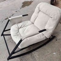 كرسي هزاز • نظيف • قليل الاستخدام