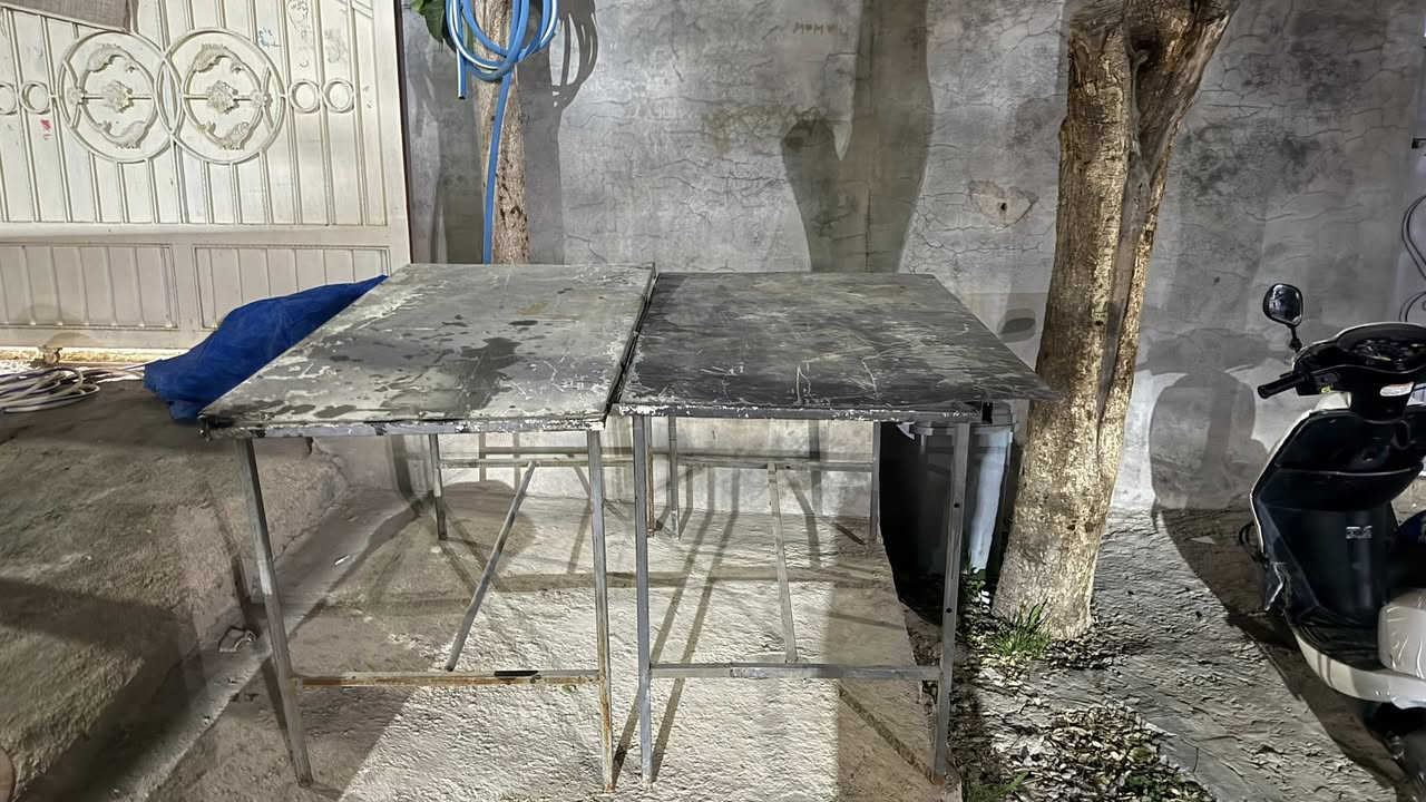 ئه م مێزه بو فروشتن هيچ عه يبي نيه  دوو مێزه هه ر مێزێكي ١متر توزيك زياتره ئاسنه هيچ كيشه ي نيه دانه ي ٢٠ هه زار كي ويستي تيل بكا ***********
