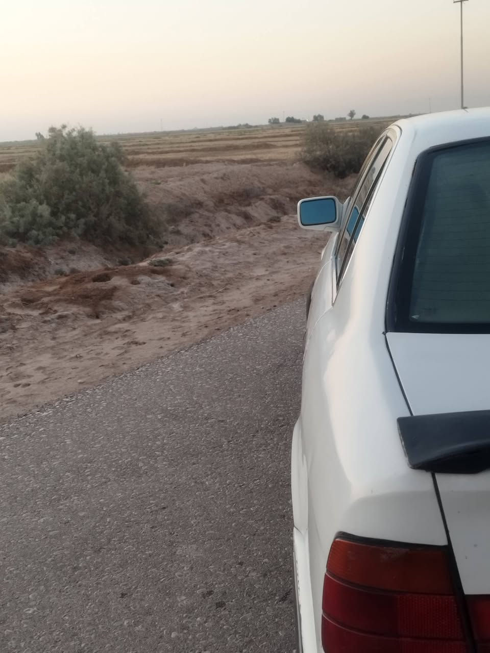 لأصحاب الذوق والسيارات الكلاسيكية.. BMW 520i (بدي قديم) موديل 1991 للبيع
السيارة نظيفة وعلى وضع البلاد وشوفة عينك، وهذا كل تفاصيلها بوضوح:
المحرك: 6 سلندر مسكر (عدل)، محرك نشط وخير من الله.
(الكير): عادي 5 نمر گاترك.
الكهربائيات: شغال كلشي تمام (ما عدا تحكم المري، والصطابات الخلفية بيها تشكيل بسيط مرات).
التبريد: ثلج يشتغل ويا السويش.
الحدادية: بنسبة 60%.
تايرات جدد + باتري جديد.
 أبيض على لون البلاد (لا مصبوغة ولا مبولشة)، الفتحة لاغيها لعدم الاستخدام. السيارة تحتاج ترتيبات كلش بسيطة.
 بليت وسنوية كاملة، رقم بغداد ألماني، والصاحب يطلب تحويل مباشر.
السعر: 57 ورقة وبيها مجال للشراي راسلني خاص وتأمرني أمر 
📍 المكان: ميسان.


**إذا كنت صاحب هذا الإعلان وتريد حذفه لأي سبب، رجاءا أرسل رسالة إلى الدعم الفني**