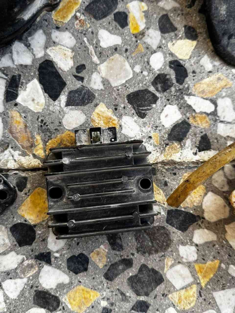 سلام عليكم حبايب غراض تفصيخ مال دراجه يابانيه هاذه اسمها Yamaha Jog ZR هاي غراضه يلاديه كلها مختمه وا تعرفون انتم هاي عراضه أو بأي مكان تحصلهن قيم وخذ هاذه رقمي ***********
