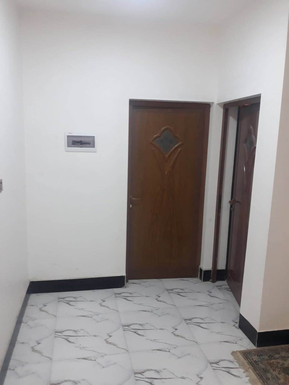 السلام عليكم
بيت 100 متر طابقين  خلف حسينية 270 دار يتكون من 3 غرف نوم مع صالتين الاتصال ***********
