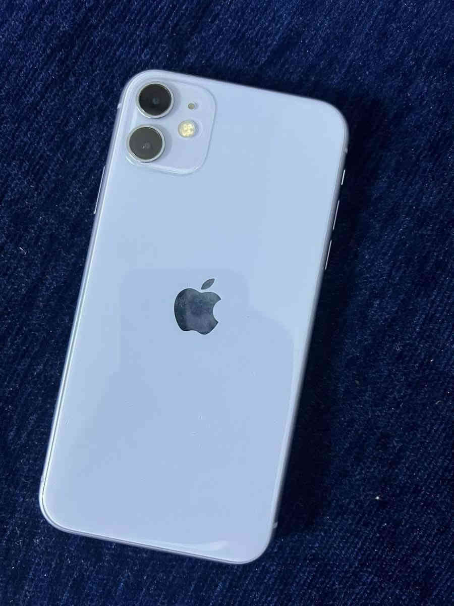 آيفون ١١ العادي نظيف ما مفتوح ولا مبدل بيه شي فول نظافه بطاريه ٨٧ السعر 275 للاستفسار *********** وبيه واتساب .
