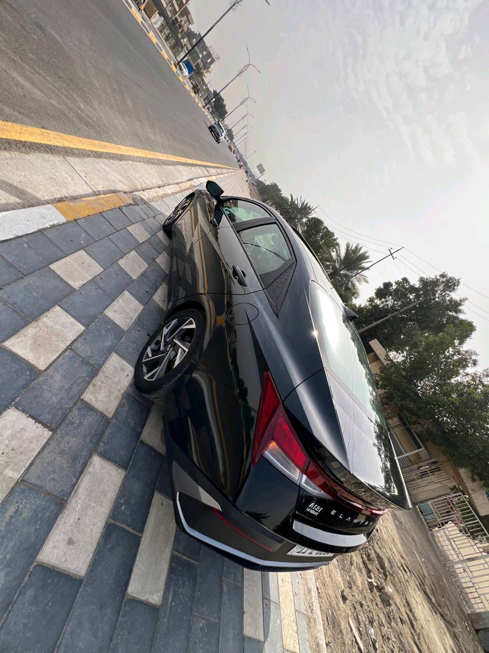 سيارة هيونداي إلنترا موديل حديث للبيع، باللون الأسود الأنيق. السيارة بحالة ممتازة من الداخل والخارج مع مقاعد مغطاة لحمايتها. مزودة بعدد من الميزات الحديثة والمريحة. التصميم الخارجي يعكس الفخامة والديناميكية، مما يجعلها خياراً مثالياً للاستخدام اليومي.