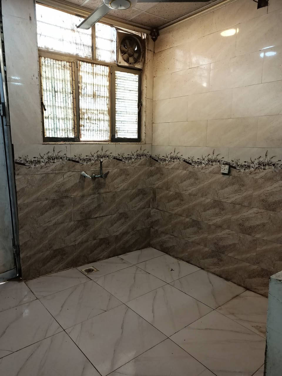 بيت للبيع مقابل قريه الغدير شارع الصب بفرع اسواق تلعفر  عمود،110 البيت مرقم بلبلديه بيقرارتطويب بي مكاتبه من صاحب الارض مساحه 50متر طابوق الاساس صب سيراميك غرفه صاله مفتوحه على المطبخ مكشوفه وصحيات وصطح  هاذا رقم صاحب البيت للي يحب يعرف التفاصيل ***********موجود واتساب السعر 23 وبي مجال
