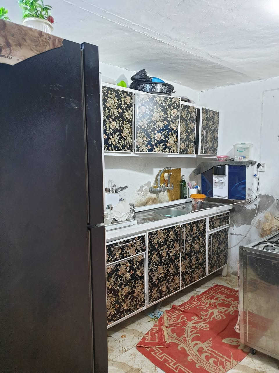 السلام عليكم بيت للبيع مساحة 145 طابو صرف يحتوي 3 غرف نوم و ستقبال و صاله و مطبخ و وصحيات البيت بناء قديم شوي السكف ناصي  . السعر 48 وبي مجال للإستفسار ***********
