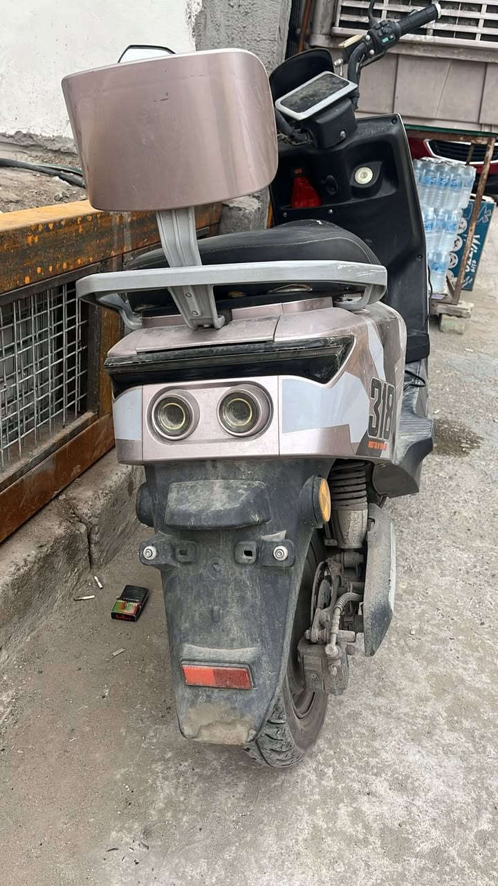 السلام عليكم

دراجه (318) 2024 اخذتها زيرو حاليا ماشيه 17 الف

بيها نواقص قليله كلشي شغال 

شاحنه ودبل سويج وبصمه بلاد

سعر 450 الف ***********
