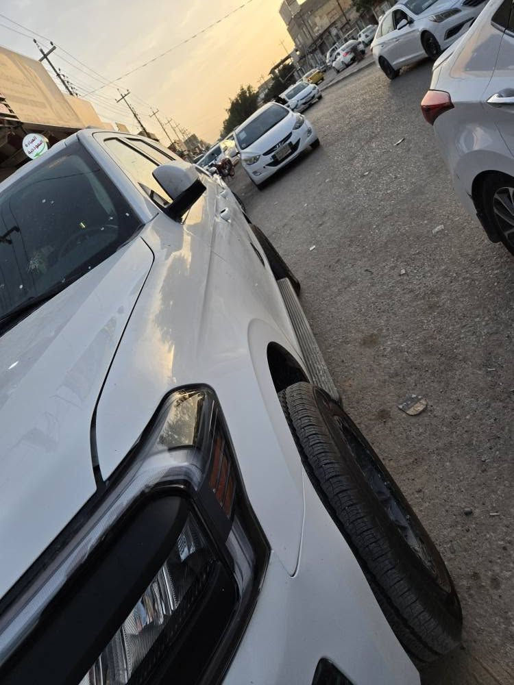 فورد اكسبيدشن عليها اضافه 202A
حادثها كلش بسيط وبدون ايرباك مبدل زوج لايتات بلاك جددد والقديم موجود ومبدل تخم ويل وتاير جبلي والقديم ايضا موجود 
رقم شهداء بسمي دخول جديد قبل شهرين معاملتها كاملة فقط شد ارقام حادث مرفق نظيفه جدا ماشيه ٣٠ ميل 
العنوان نجف 
رقمي *********** النجف, العراق
