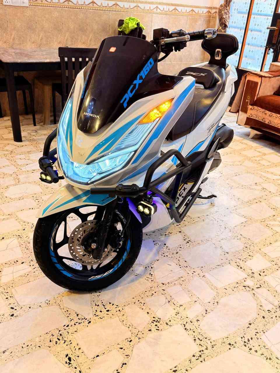 دراجه PCX الجيل الرابع دراجه ياباني ياباني. الدراجه مكفوله كفاله عامه مكفوله من كلشي 
لون مميز ابيض صدفي
بصمتين 
حساس زدحام 
ستان حساس 
حساس مانع تزلق
تزويد 

خير من الله الدراجه 
السعر خاص 
للتواصل علا رقم 
***********
