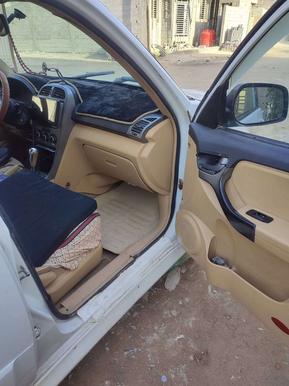 السلام عليكم تيكو للبيع موديل 2012شكل ال13 لون ابيض رقم بصره انكليزي سنويه لل28 مكينتها حلوه بس كيرها مبوش  ابيع على عطلها مكانها البصره الزبير صاحبها يريد تحويل تلفون *********** السعر 35وبيها مجال وإذا اكو مراوس
