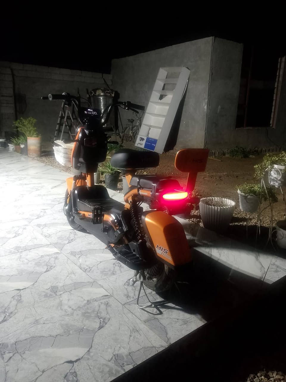موجوده فول مواصفات نوعهHis كلوب عالي ناصي بكلايت خلفي امامي خلفي سرعته 90حقيقي 45اشاير يمنه يسره نقصه جام اشاير يمنه الخلفيه والأماميه وبطاريات سعره 200وبيه مجال العنوان بغداد حي الجهاد رقم الهاتف ***********
