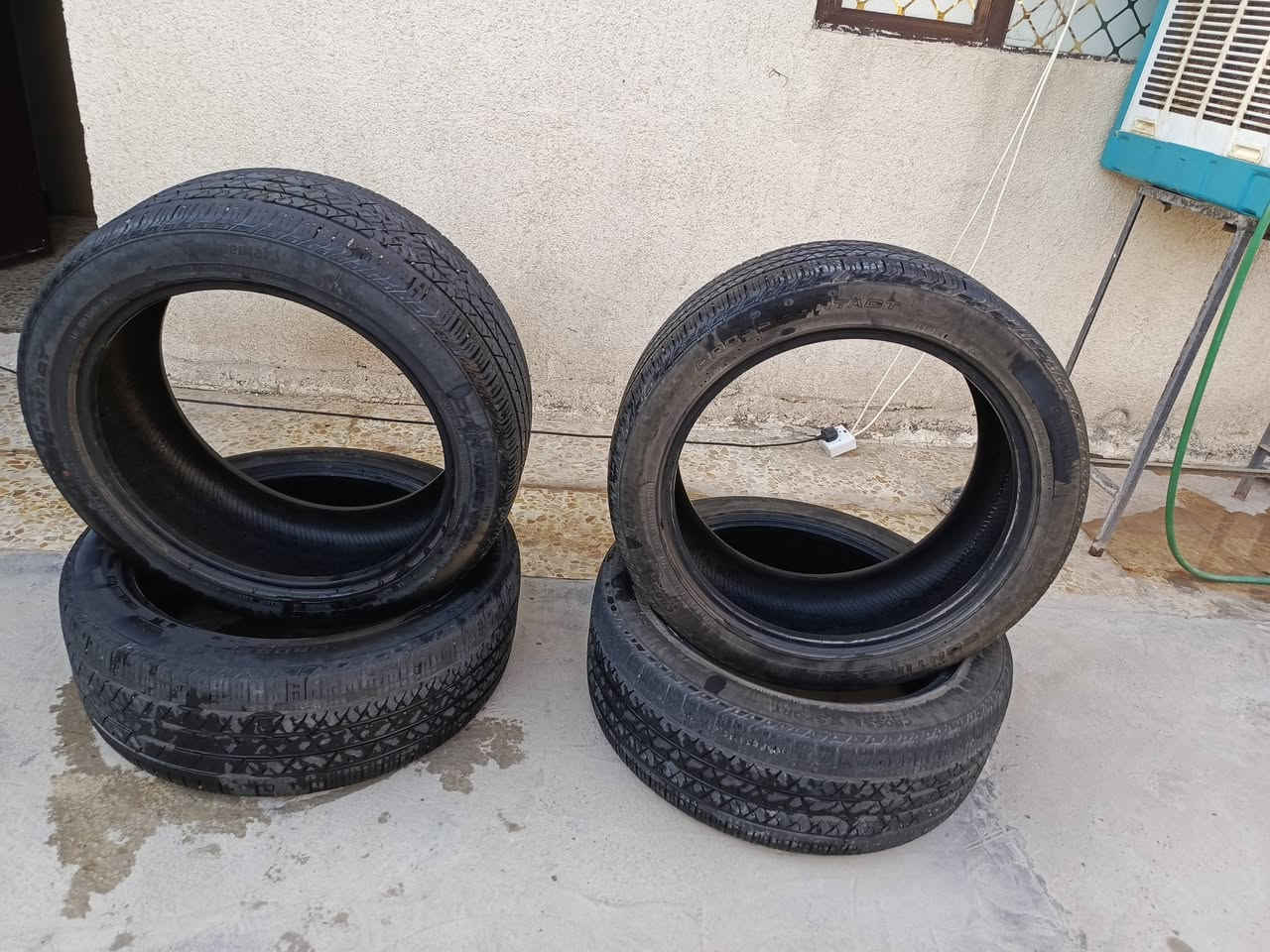 السلام عليكم 
تخم تاير ماركة Continental اصلي 

حجم 255/45/20
قيم واخذهن بما يرضي الله 

***********
