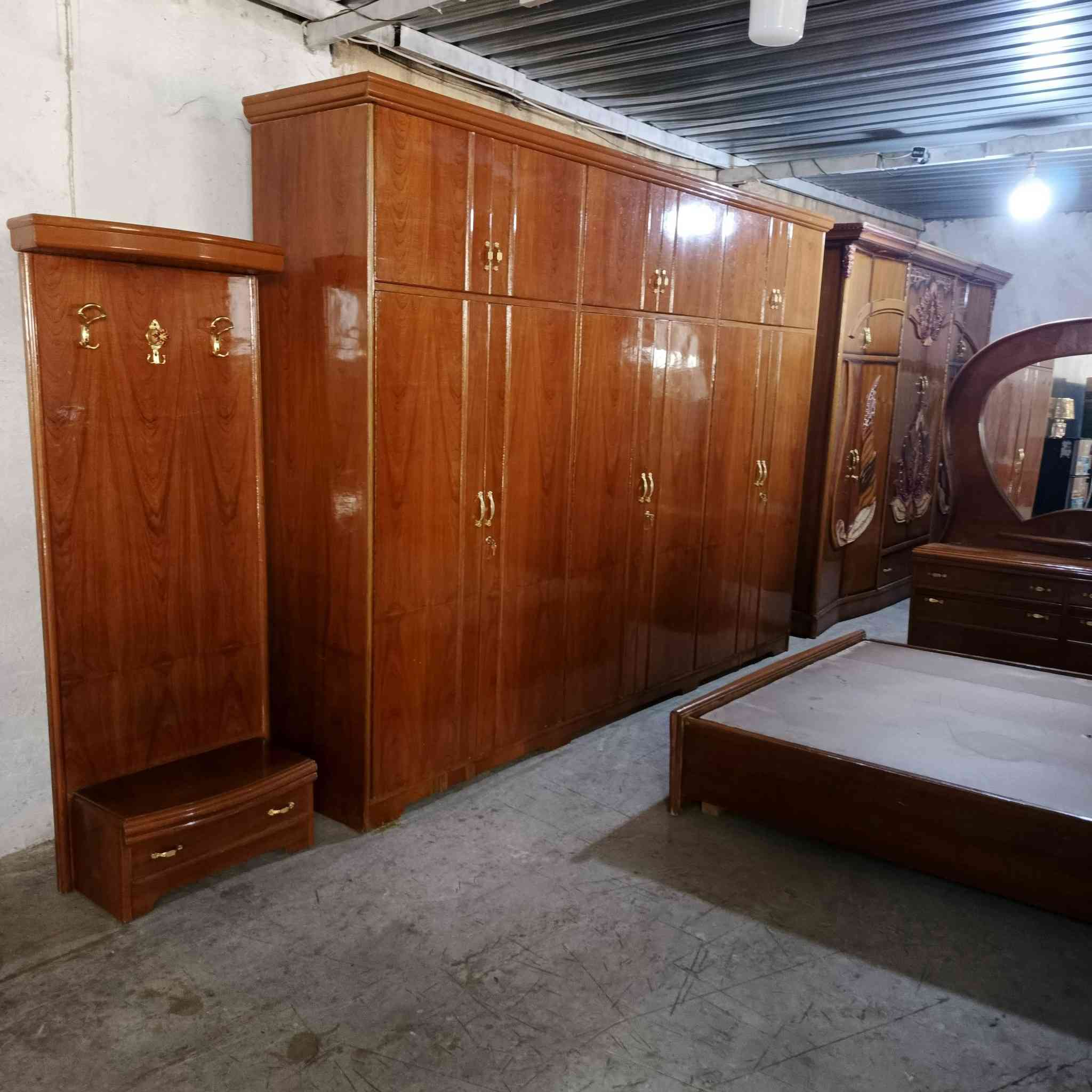 السلام عليكم اثاث  مستخدم لل ب ي ع المكان  الطارميه حي الفارس شارع السكلات خلف معارض حجي وليد  السيارات قرب جامع الصديق  للاستفسار خاص او ع رقم الهاتف***********    ؟***********
