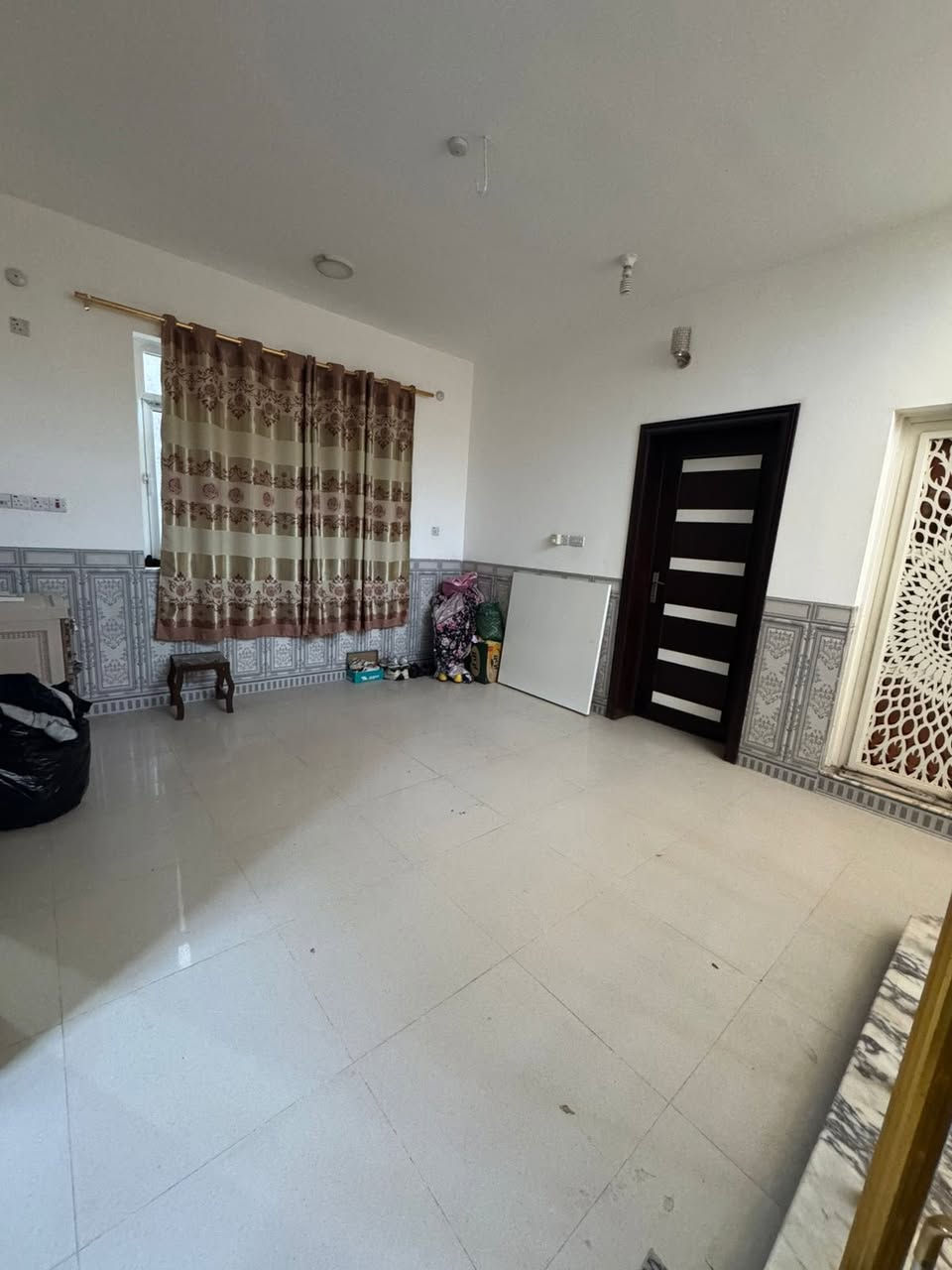 السلام عليكم بيت طابقين مساحة 200 متر …
الطابق الاول : مطبخ حار و بارد و استقبال و صالة و غرفتين و مجمع صحي 2 و تهوية على الطرفين يعني مجموع التهويات 2 …
الطابق الثاني :
صالة و ثلاث غرف كل غرفة لها بلكون و مجمع صحي واحد و سطح صغير …
طابق ثالث :
بيتونة صغيرة و سطح كبير حي المعلمين الثانيه خلف مطعم المراعي الاستفسار اكثر مراجعه مكتب الخير للعقار ***********
