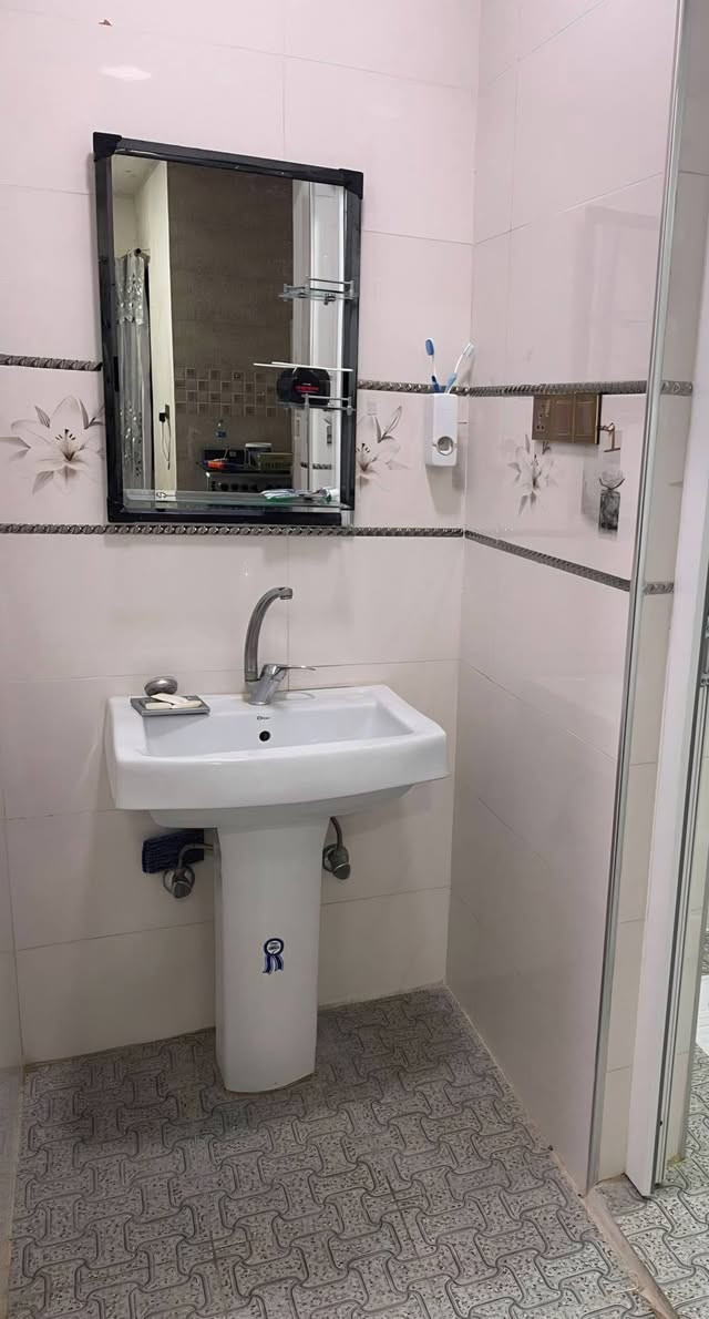 دار للبيع في حي الكندي الثانية المساحة 200 م 10 × 20 طابقين 4 غرف نوم هولين استقبال مطبخ حار وبارد بناء 2019 اتجاه قبلة ملك صرف سند . 
***********
***********
عقارات الصفوة حي المصارف
