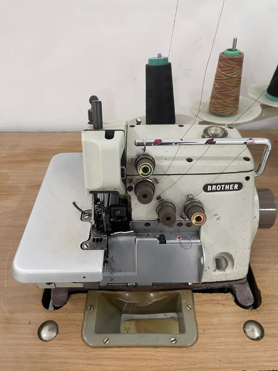 السلام عليكم للبيع مكينة خياطة اوفر برذر اصلية حالتها ممتازة وجداً نظيفه السعر 350 الف 
للتواصل ***********
المكان بغداد
