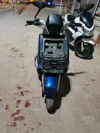 درّاجة سكوتر للبيع. لونها أزرق وبحاجة إلى بعض الصيانة. مناسبة للتنقل ا...