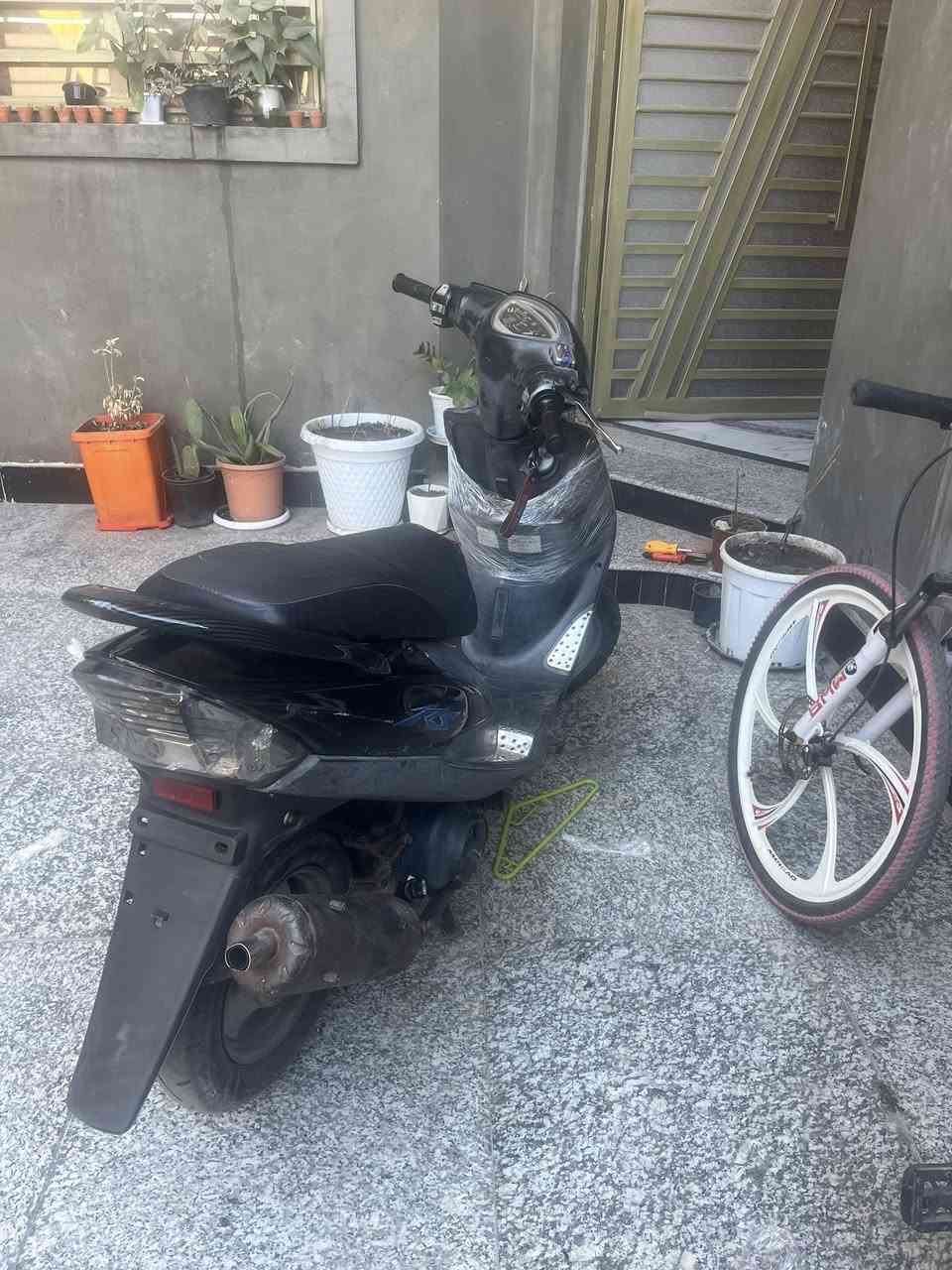 السلام عليكم من رخصه الادمن دراجه ماكس عدله كلشي بلادي كفاله عامه نروح مصلح ما مفتوحه بس كفرات تجاري دراجه ما توكفك والصالنصه البلاديه موجوده رقم *********** رايدها ب 900 وبيها مجال للشراي
