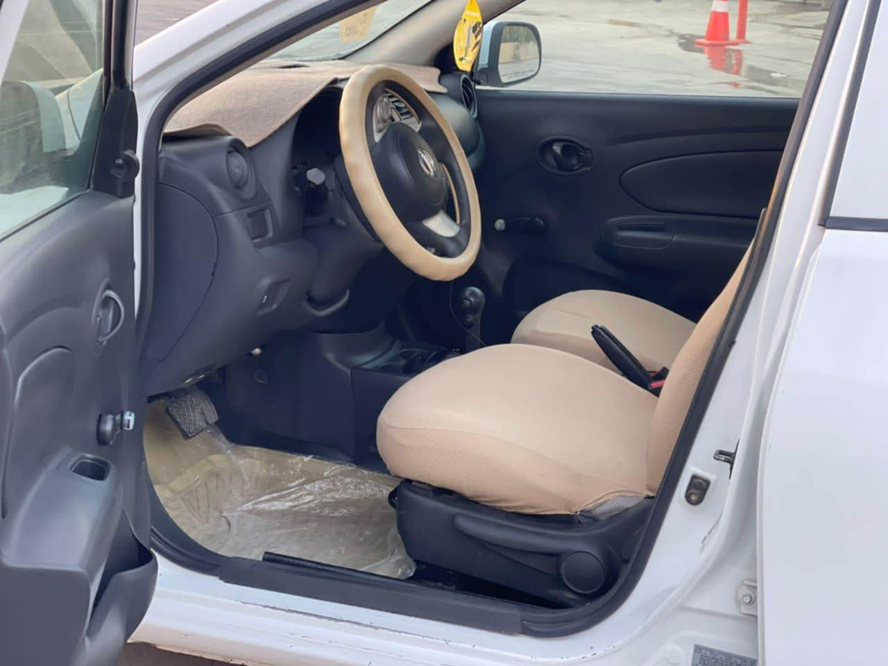 نیسسان فیرسا امریکی 
مودیل 2013 سپی 
تحدید سرعەیە
گێڕو مەکینە بەشەرت 
تەبرید ساردی و گەرمی 
سەنەوی تا 2030 یە 
هەزەی تا.  2027
چوار تایەی خاوینی لە سەرە 
تەقەو ڕەقەی بە شەرتە 
چوار پارچەی هەیە 
کەمەک پێشی گرتیە
سەیارەکی تا بڵێی خاوینە
سعری 84  وەرەقەو مجالەکی برایانە
*********** واتسئاپی لە سەرە أربيل, العراق
