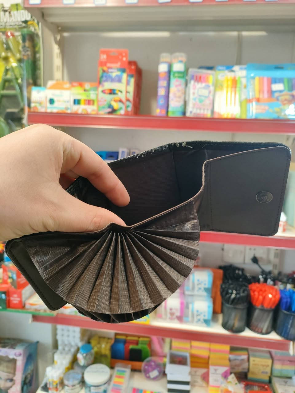 توفر لدى مكتبة يارمجة محفظة نقود و بطاقات اصلي و متعدد الاماكن 
🔴العنوان: قرب دورة الجريسي مقابل مولدة الهادي 
⚪رقم الموبايل: ***********
🟢 واتساب: ***********
🔵تلكرام: YRMGA1@
