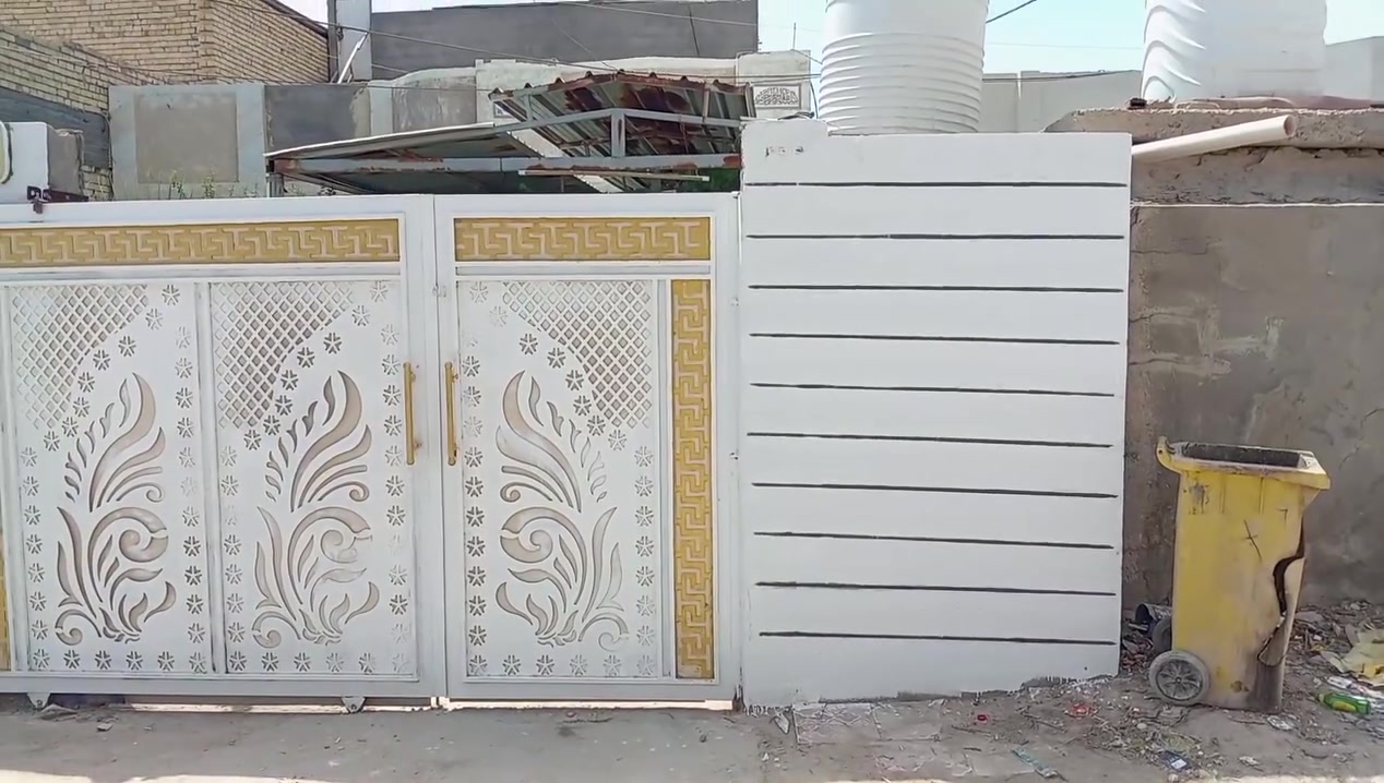 من رخصه الكروب السلام عليكم دار للبيع المساحه ٢٥٠متر يحتوي على غرفتين نوم واستقبال وهول داخلي وصحيات داخلي وخارجي حديقه كبيره وكراج وسقيفه كراج في حي العسكري بلخمسه دونم شارع ٨ البيت  سند زراعي  ٢٥  قريب علئ شارع حي العسكري التبليط وقريب على الشارع المطار التبليط البيت مراوس ببيت او قطعه أرض  حسب القناعه والسعر البيت ٧٥ وبي مجال قليل والاستفسار على هذا الرقم *********** بي واتساب وشكرا لكم
