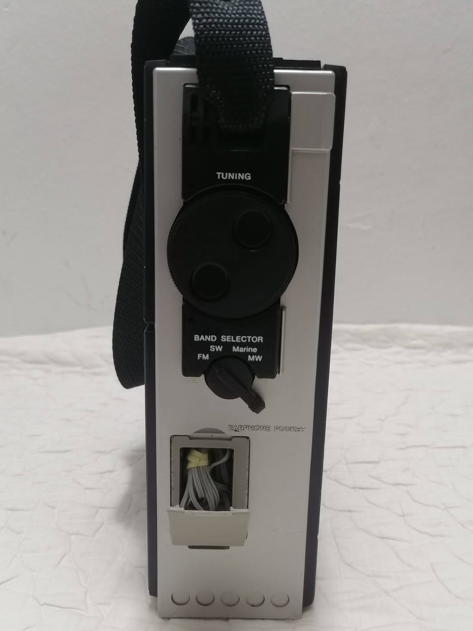 هذا الجهاز هو راديو عتيق (Vintage) من إنتاج شركة سوني (Sony)، ويُعرف باسم Captain 55 (أو الموديل ICF-5500M). (4 بطاريات وسط بقوة 1.5 فولت من نوع AA). إليك أهم التفاصيل حول هذا الجهاز:
النوع: جهاز استقبال متعدد الموجات (World Receiver).
الموجات المدعومة: يدعم 4 موجات وهي FM وMW وSW وMarine Band.
تاريخ الإنتاج: صُنع في اليابان في أوائل السبعينيات، تحديداً حوالي عام 1972 أو 1973.
المميزات:
يتميز بتصميم قوي وكلاسيكي مع حزام للحمل.
يحتوي على مؤشر (VU Meter) لقياس قوة الإشارة وحالة البطارية.
مزود بمفاتيح للتحكم في طبقات الصوت (Bass & Treble) وإضاءة للمؤشرات. 
يعتبر هذا الراديو اليوم قطعة نادرة يبحث عنها هواة جمع الأجهزة القديمة (Antiques) نظراً لجودة صناعته ونقاء صوته. 
العنوان بغداد - البياع موجود ***********‪ واتساب
